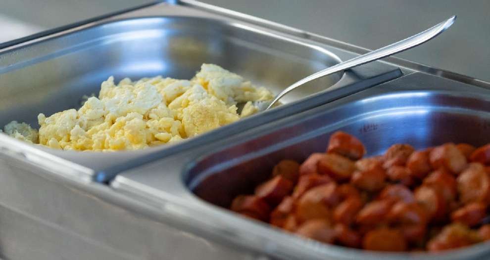 Ovos mexidos e salsichas no buffet da fazenda