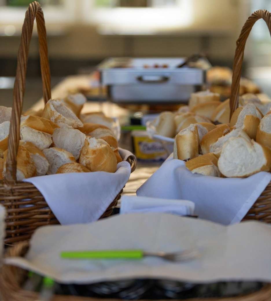 Cestas de pão francês no coffee break